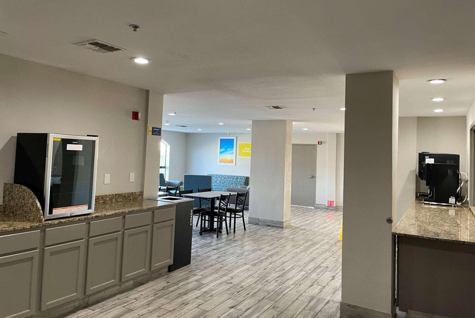 Days By Wyndham Dallas West Hotel