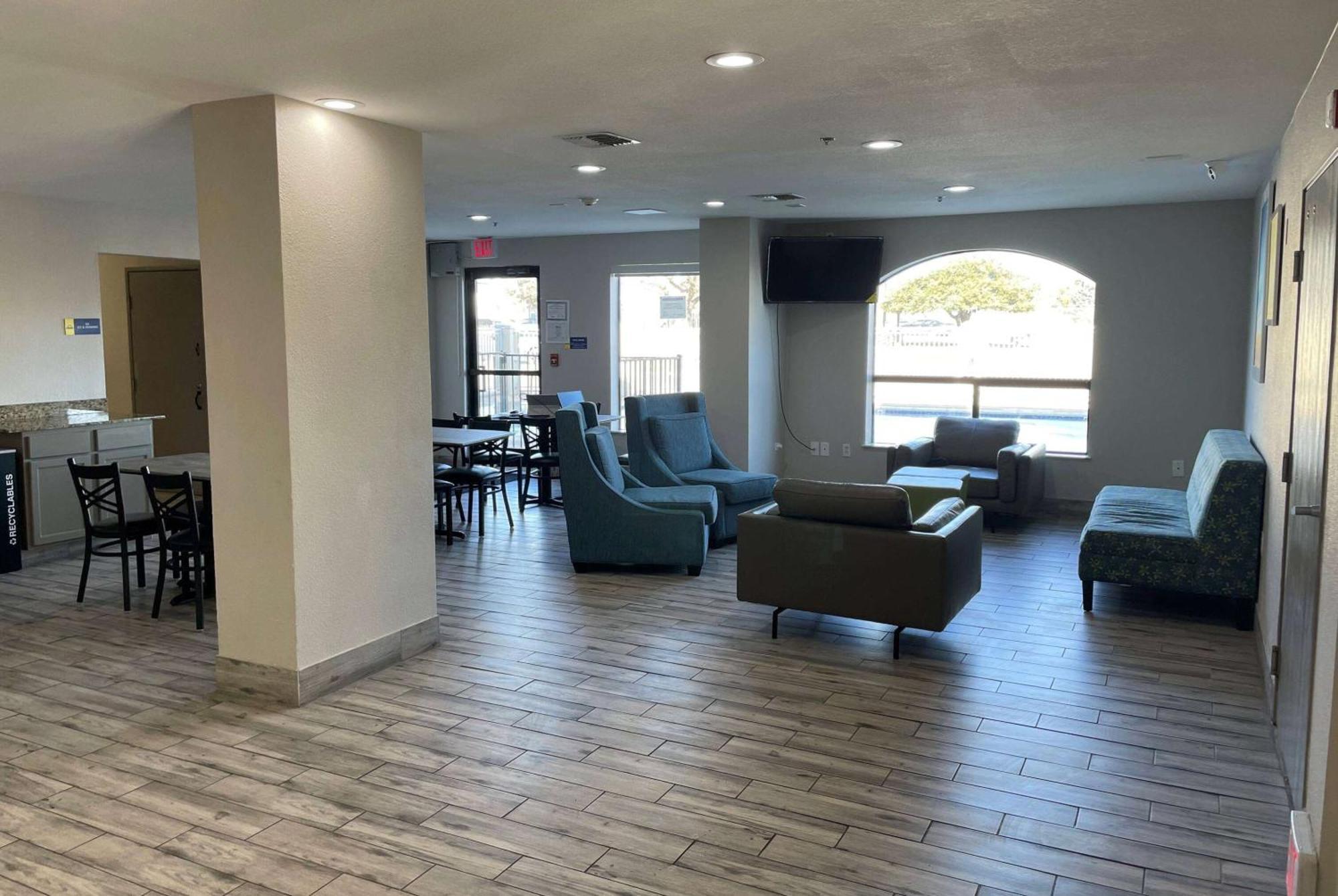 Days By Wyndham Dallas West Hotel Garland